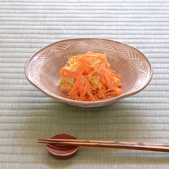 レシピ--キャベツとにんじんのコールスロー・サラダ/宮里絵美作の三島手・小鉢