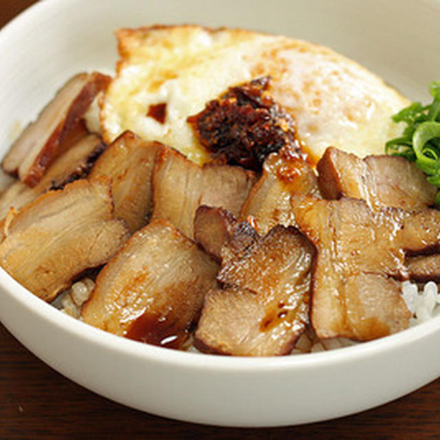 最後は豪華に目玉焼きつき「チャーシュー丼」