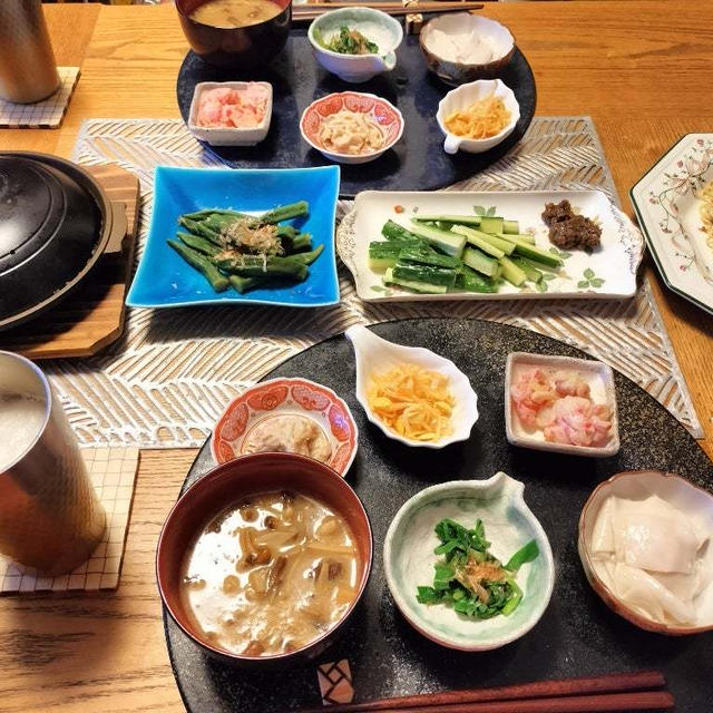 カニカマの塩焼きそば、エリンギバターしょうゆ焼、スティックきゅうりとかと小鉢5品、きのこ汁で晩酌