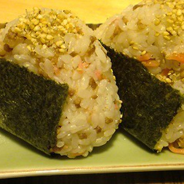 特に男子が喜ぶ☆ひき肉紅生姜のにぎり飯♪