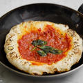フライパンで焼く、トマトソースとバジルのシンプルなピザ、マリナーラのレシピ