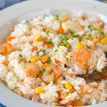 【レシピ】炊飯器で一発♬ うま味染み込むシーフードピラフ♬