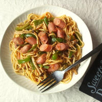 キノコと粗挽きソーセージの、ナポリタン風パスタ