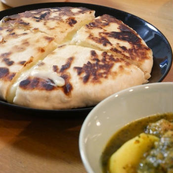 チーズナンとサグチキンカレー