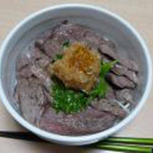 安いぉ肉でステーキ丼しゃん♪