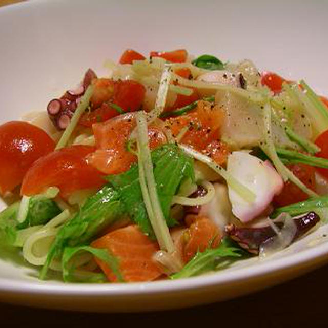 冷たいパスタ　シーフードサラダ