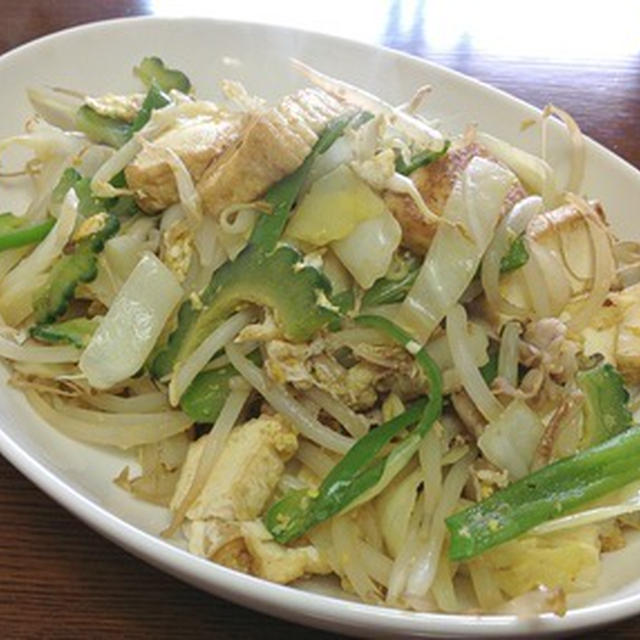 今日は「ゴーヤーの日」なので「ゴーヤー入り野菜炒め」