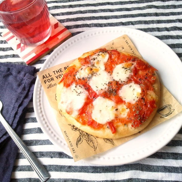 モッツァレラチーズでマルゲリータ風ピザ（ヨーグルト入りパン生地）　「フーディストノート」に、レシピ掲載