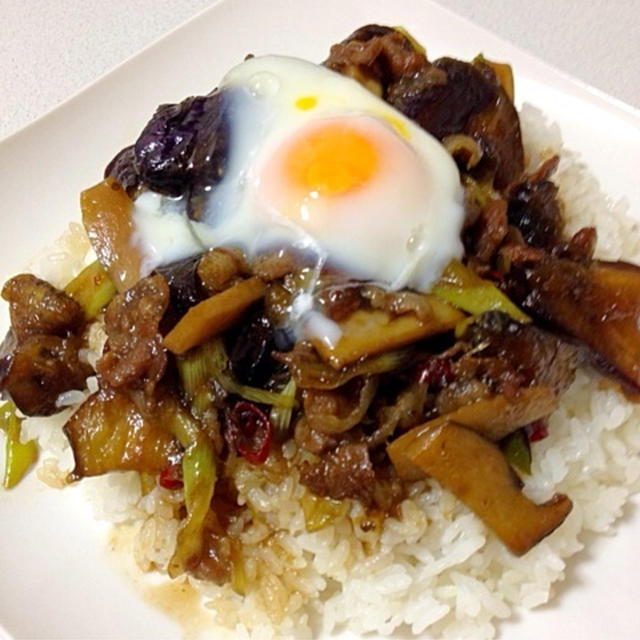 ピリっと甘辛ナスの温玉ご飯✨
