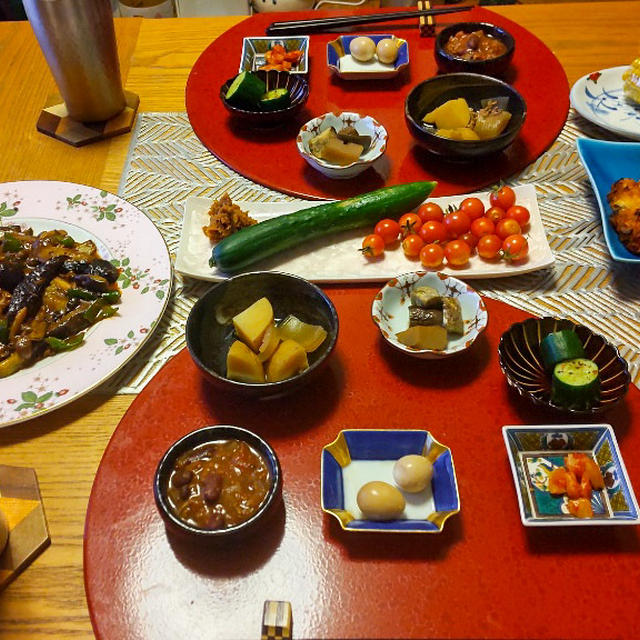 ダンナごはん！麻婆茄子と買ってきた鶏天、きゅうりとプチトマト、作り置き小鉢６品+茹でとうもろこし