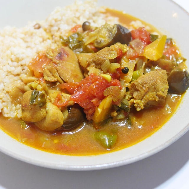 我が家のカレーはミルク系とトマト系。今日は「夏野菜トマトチキンカレー」