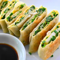 皮丸ごとパリッと！餃子と違う食感が楽しい「にら玉包み焼き」（韮菜鮮蝦盒子）