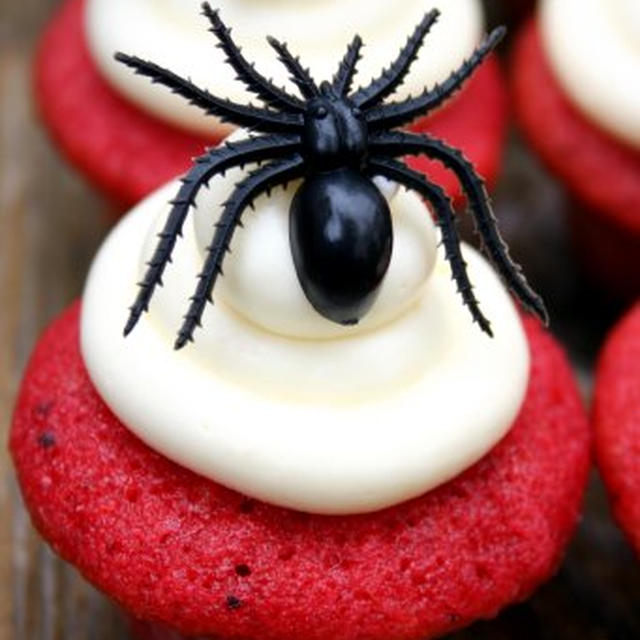 Halloween Cupcakes with Ghosts, Spiders, and Eyeballs…ハロウィーンカップケーキたち