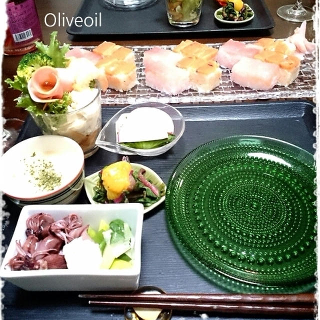 今年のおひな祭りご飯　サーモンとビンチョウの押し寿司など