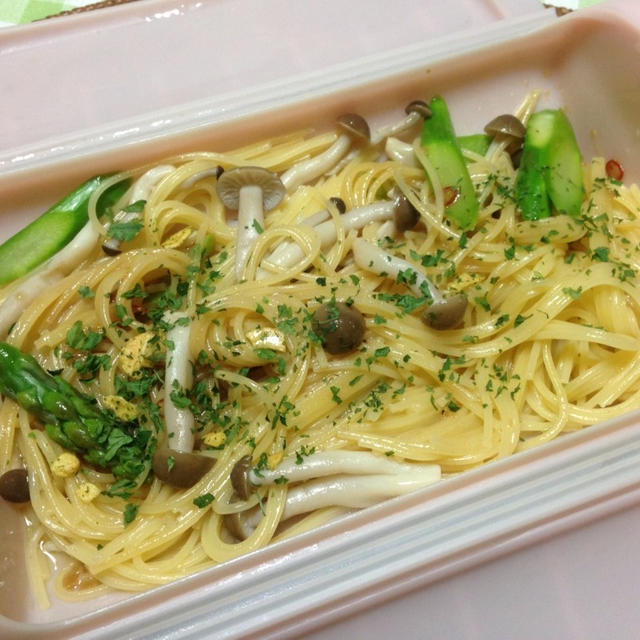 【マ・マー 早ゆでパスタレシピコンテスト】ルクエでアスパラとしめじのペペロンチーノ×ブルゴーニュの白