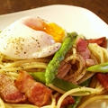 ベーコンとアスパラのパスタ温玉のっけ