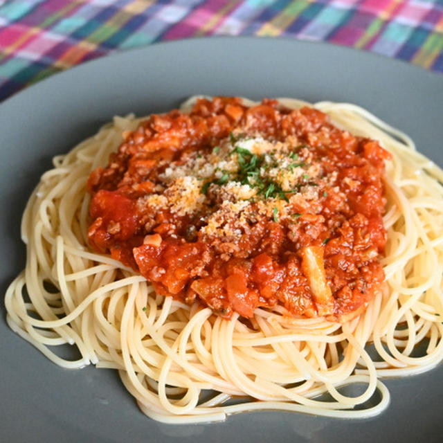 セロリが香るミートソース。セロリたっぷり、葉っぱが主役で無駄にならない、大人味のパスタソース。