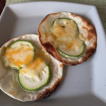ズッキーニの餃子皮ピザ