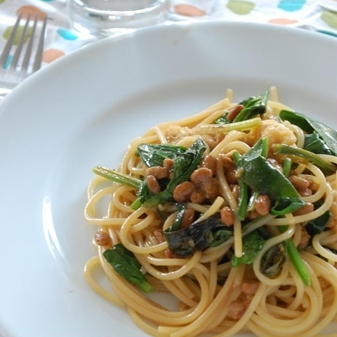 白い皿に盛られたほうれん草と油揚げの納豆和風パスタ