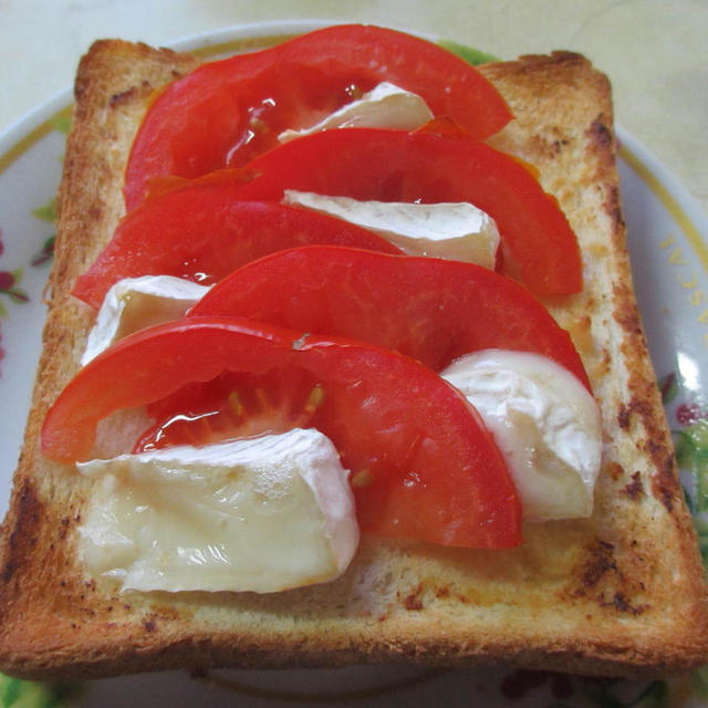 白味噌風味のトマトとカマンベールチーズのトースト
