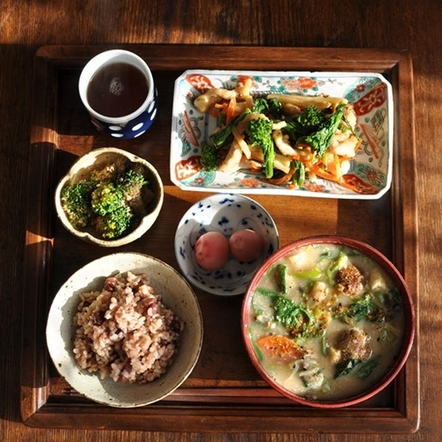 一汁二菜ごはん◆鰯つみれ団子の酒粕汁、鶏胸肉と菜花の青椒肉絲、ブロッコリーのごま・えごま・くるみ和え