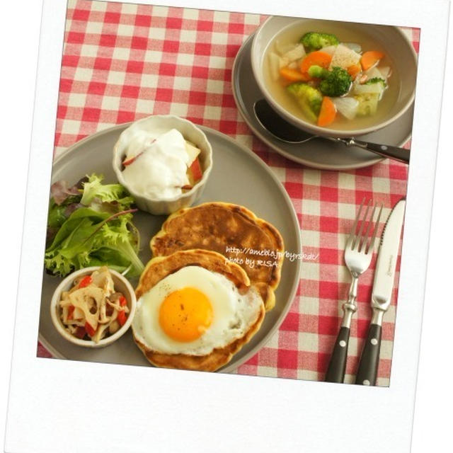 あめ色玉ねぎのパンケーキと蓮根ときのこのマリネ、野菜スープでお昼ごはん