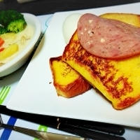 紅茶と一緒に甘くないフレンチトースト