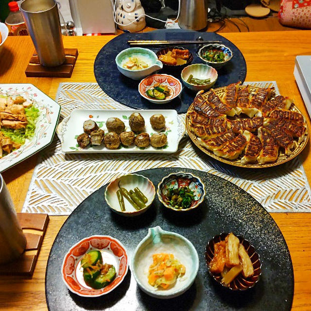 ダンナごはん！餃子、鶏チャーシュー、湯豆腐、衣かつぎと小鉢５品で晩酌