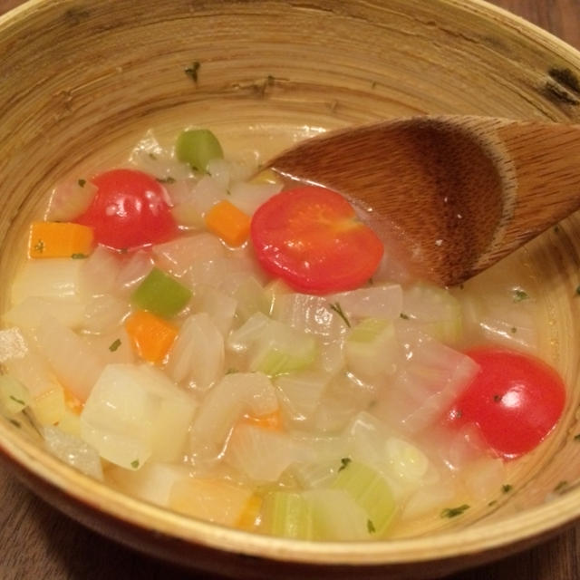 余った野菜で作る、塩胡椒のみの味付けで抜群に美味しい「具だくさんの野菜スープ」