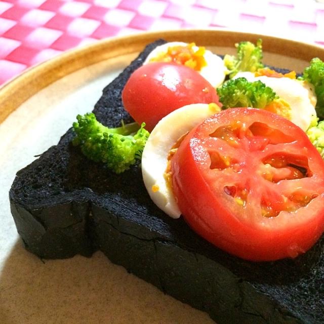 竹炭食パンの黒々っぷり