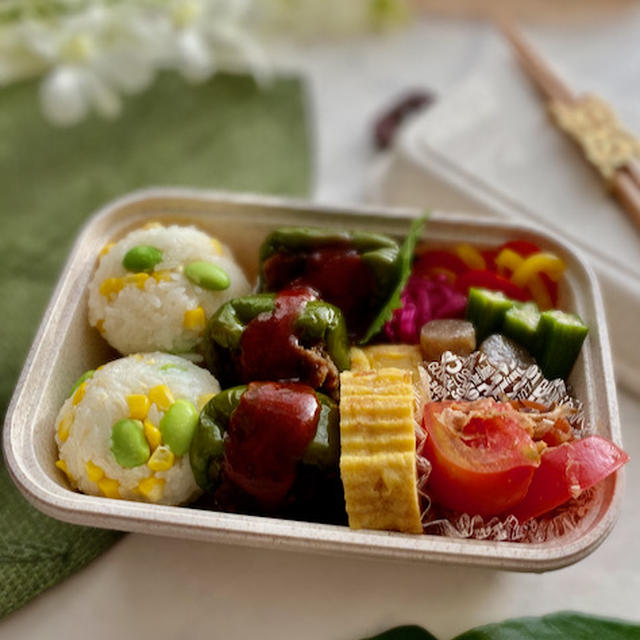 週中水曜日！　コロコロおにぎりとレンチンピーマンの肉詰め夫弁当