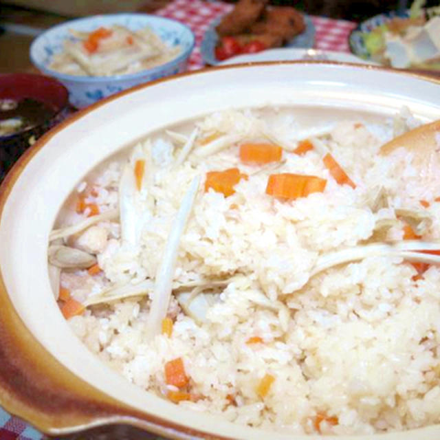 今日の晩ご飯/土鍋で作る、出汁香る「鶏と牛蒡の炊き込みご飯」と「豆腐の和風サラダ」