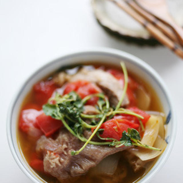 牛スジ肉のトマト煮込み