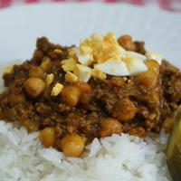 オリジナルのカレー粉で、ひき肉とひよこ豆のドライカレー