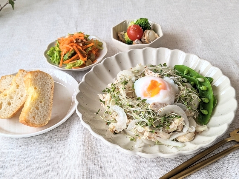 【バランスごはん】『新玉ねぎとささみの巣籠サラダ』美肌レシピでお肌を整える