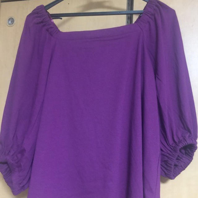 ユニクロオンライン品切れ　ユニクロ店舗ワゴンセールで2WAYオフショルダーTシャツが190円