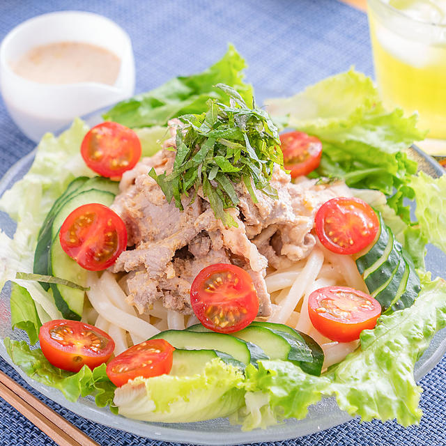 ネギ香る♪濃厚ごまだれの豚しゃぶサラダうどん(*´∀｀*)