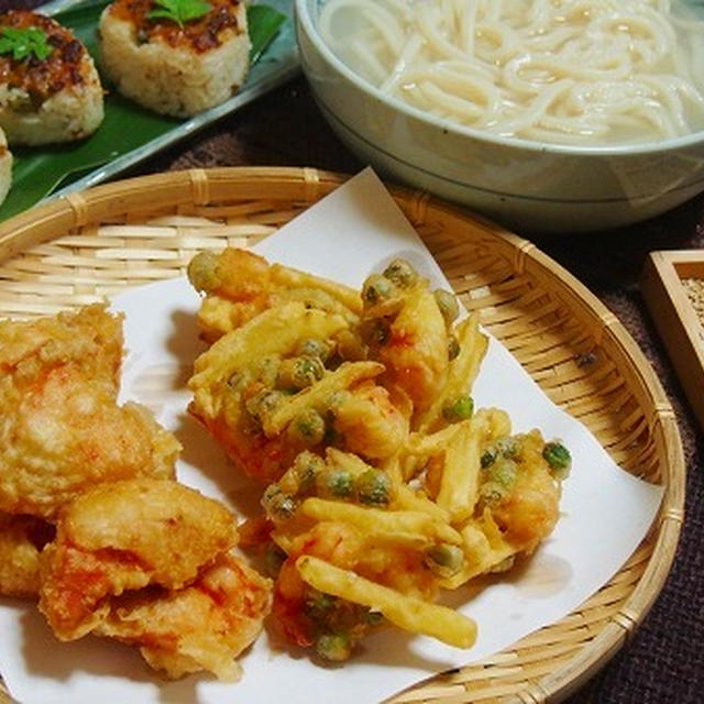 海老とじゃがいものかき揚げと讃岐うどん　　残った炊き込みご飯で焼きおにぎり　　