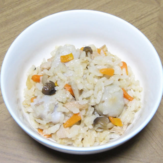 里芋とソイミート入り炊き込みご飯とチンゲン菜とお豆のサラダ