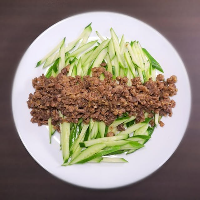 濃い目の味付けがピッタリ♪味噌牛肉ときゅうりのサラダ