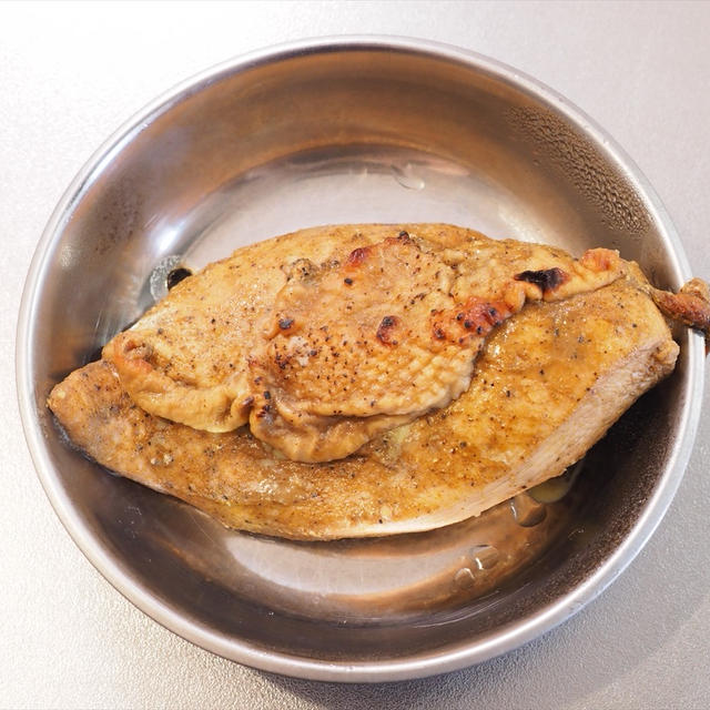 自家製サラダチキンの冷凍保存、タンパク質15g相当づつをラップして冷凍。