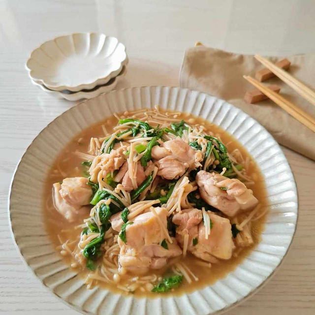 【鶏もも肉とえのきの旨煮】無水で時短！春菊の香りも美味しい。