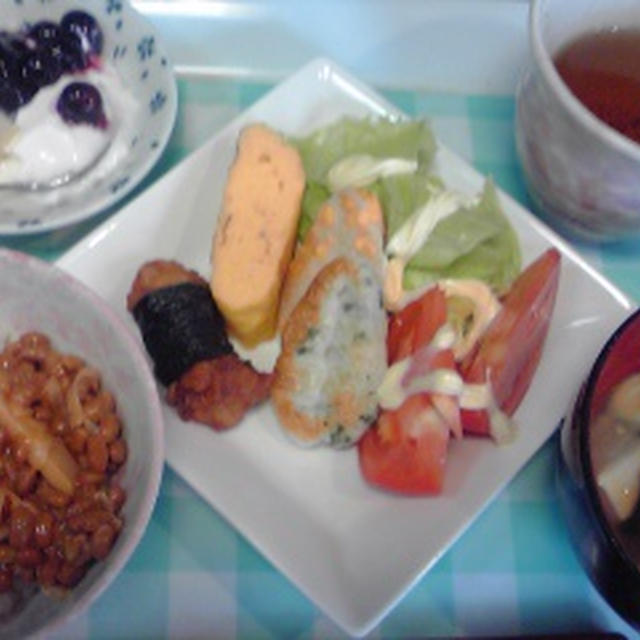 今朝の自分ご飯。やわらぎメンマ入り納豆とか、豆腐の味噌汁とか、笹かまとか色々♪