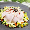 【スパイスレシピ】鶏胸肉の夏野菜たっぷりタプナード風オリーブソースサラダ。