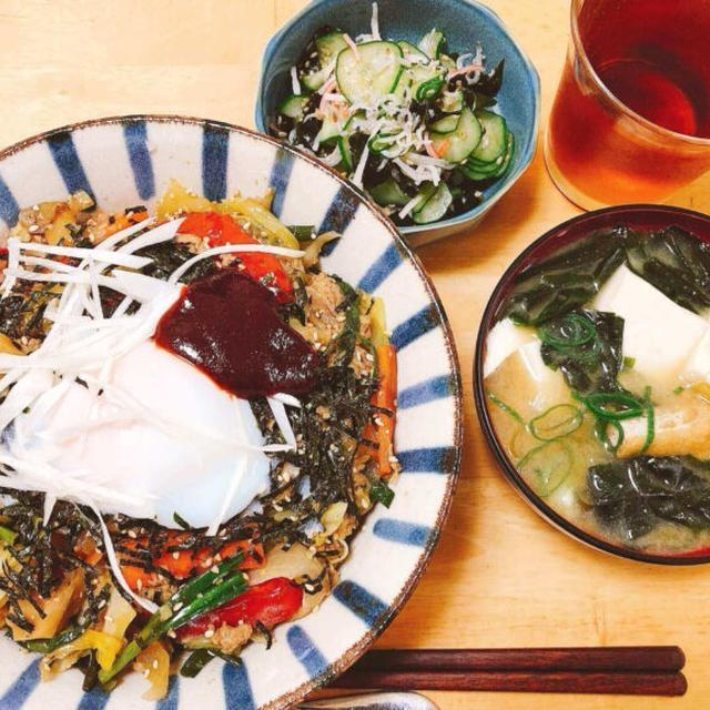 1週間献立①ガツンと旨辛パンチと半熟卵が最高！夏のスタミナ丼献立。