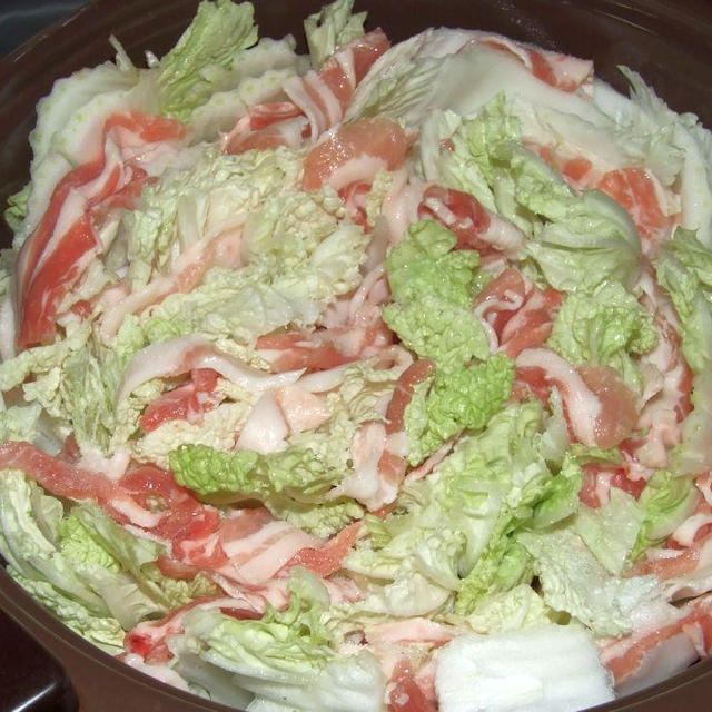 バクバク食べられる豚バラ肉と白菜に蒸し煮！