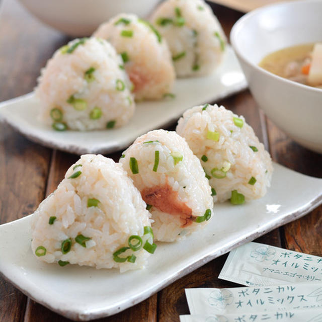 たらことねぎのボタニカルオイルおにぎり。【置き換えでオメガ３＆9・昼ごはん・おにぎり+具だくさん汁】