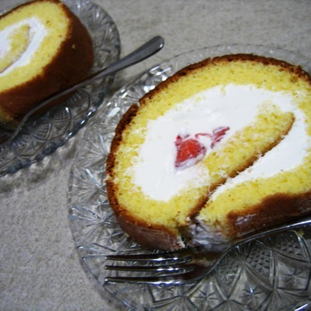 いちごのロールケーキとお弁当