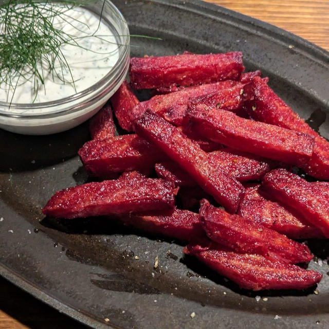 甘さにびっくり！フライドビーツ、ハーブヨーグルトソース