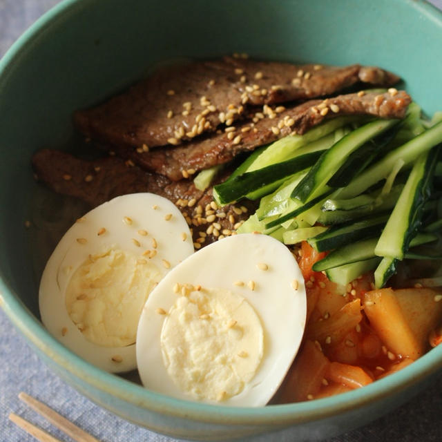 彩り具材で楽しむ！焼肉屋さんの冷麺